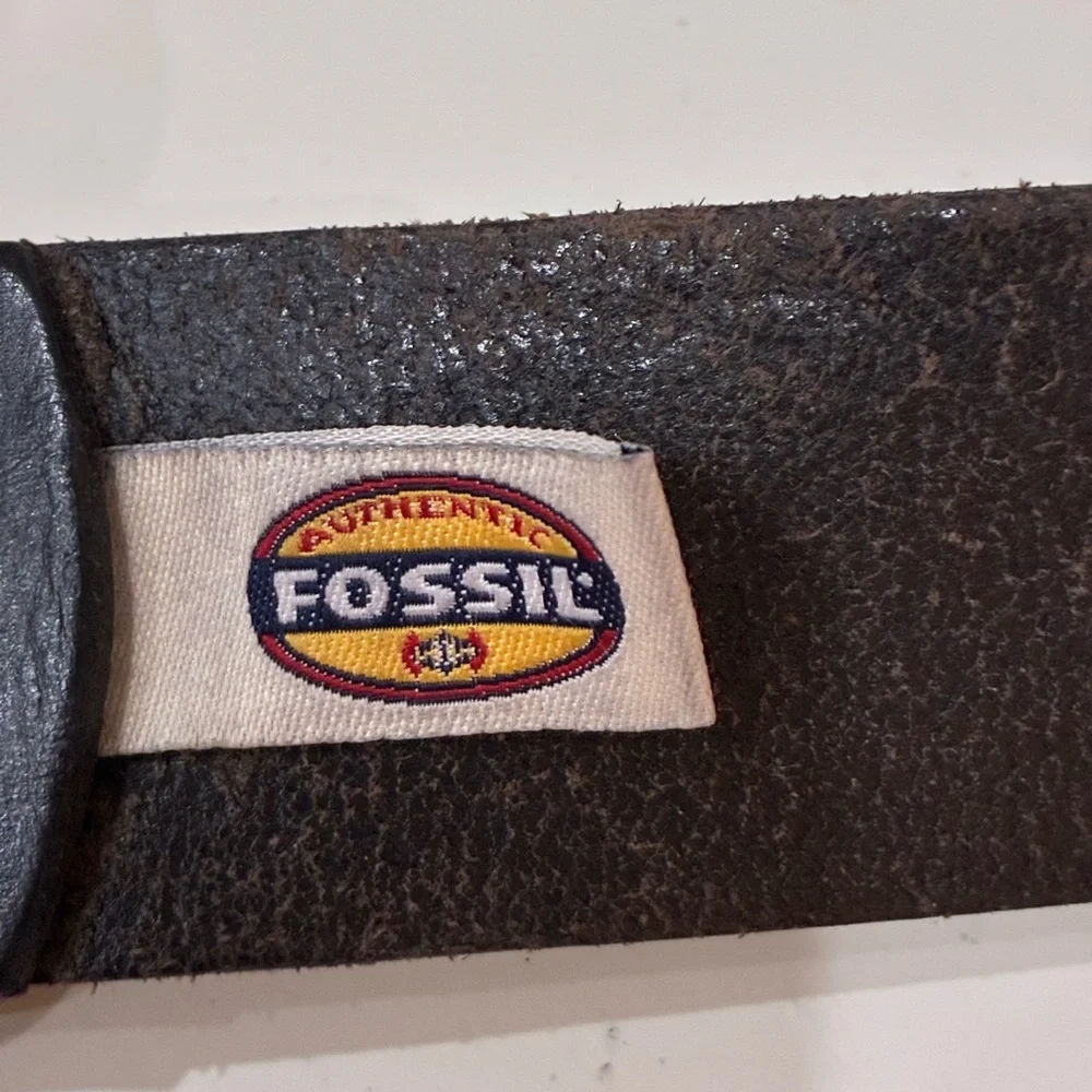 Fossil Full Grain Leather Vintage Belt Size 38 classic style to your wardrobe